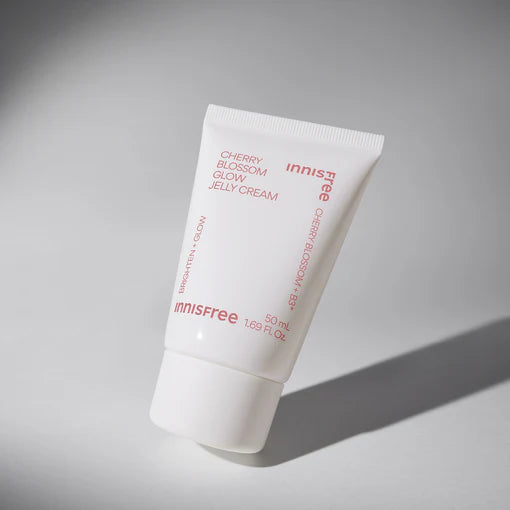INNISFREE Cherry Blossom Glow Jelly Cream 50ml, tube de soin INNISFREE sur fond clair, ambiance printanière au motif cerisier