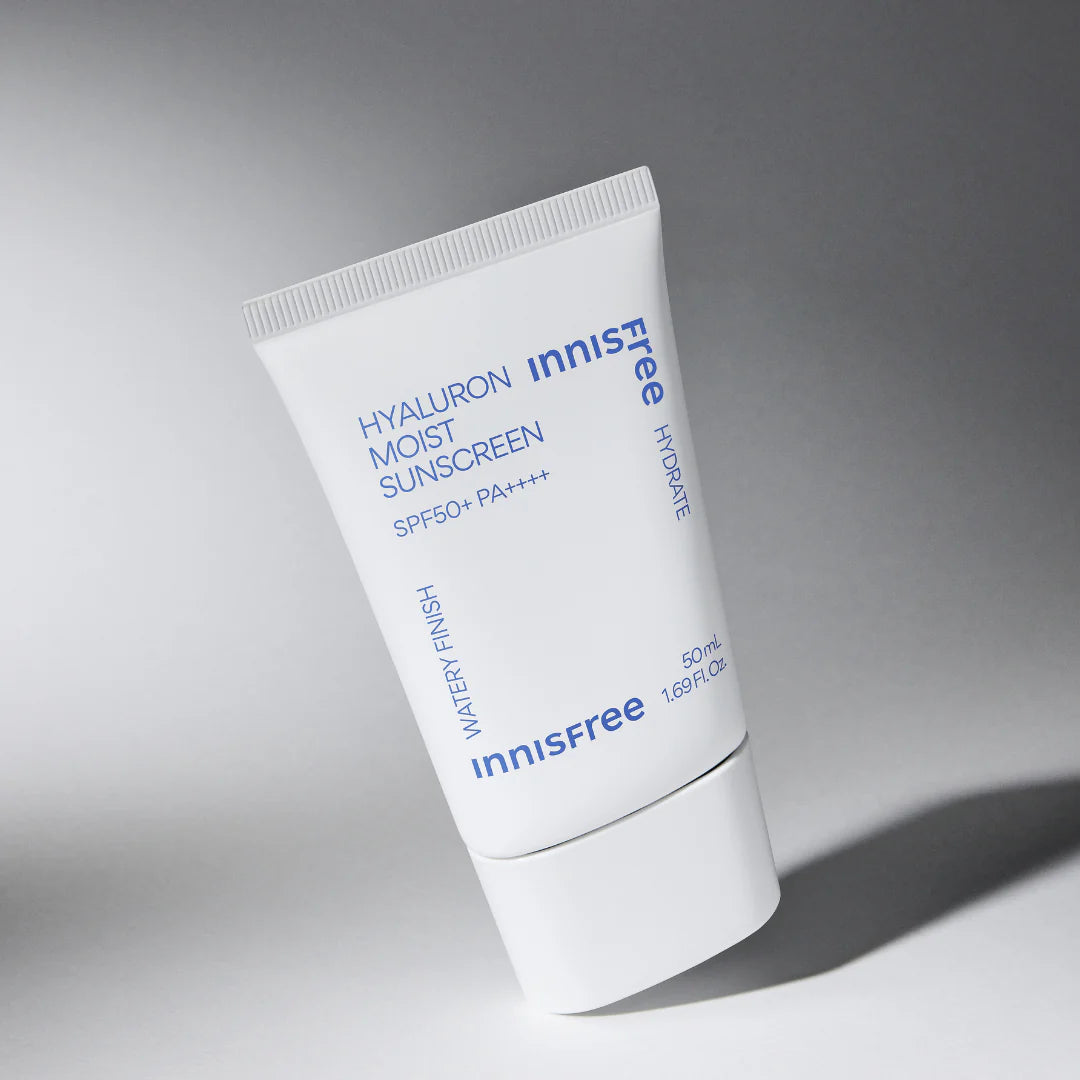 INNISFREE Hyaluron Moist Sunscreen 50ml : tube blanc sur fond gris, marque INNISFREE, crème solaire hydratante SPF50+