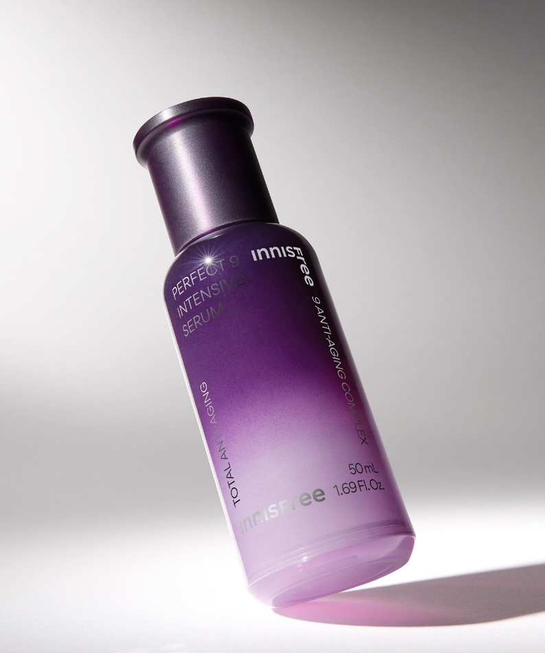 Décris l'image en français en mentionnant le produit, la marque et le contexte visuel. INNISFREE Perfect 9 Intensive Serum 50ml.