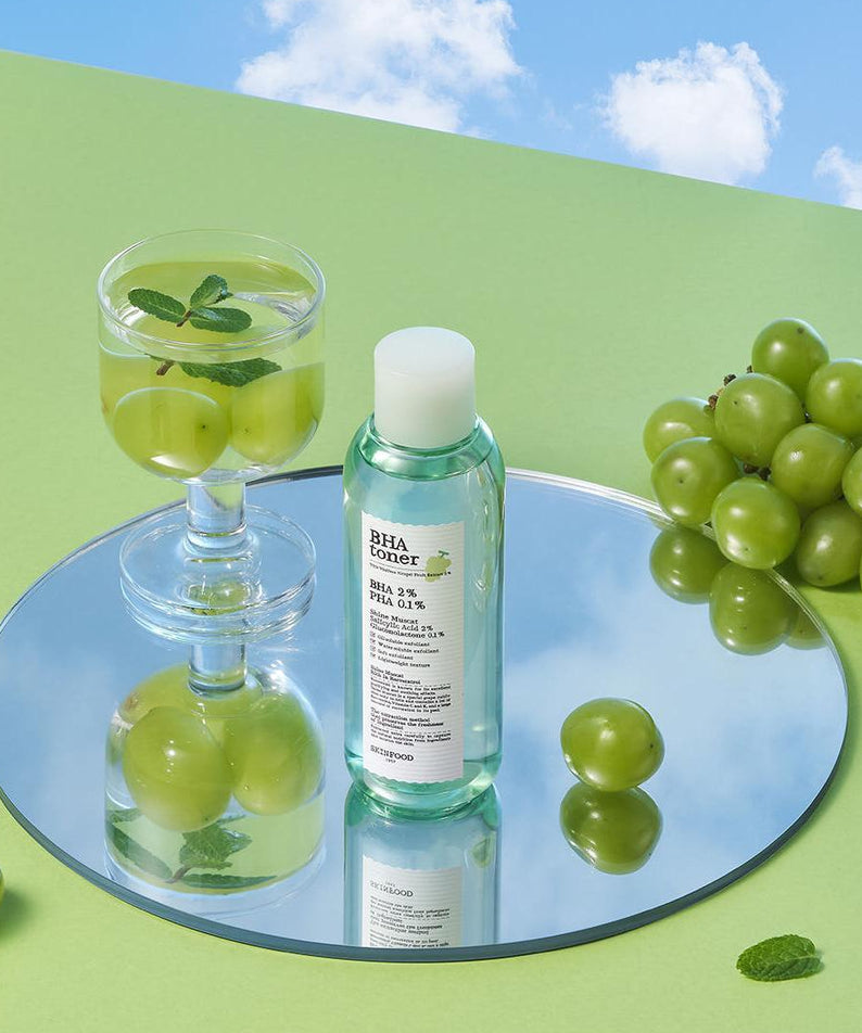 SKINFOOD Shine Muscat BHA Toner 200ml, bouteille sur fond vert avec raisins verts et feuilles, photo produit marque SKINFOOD.