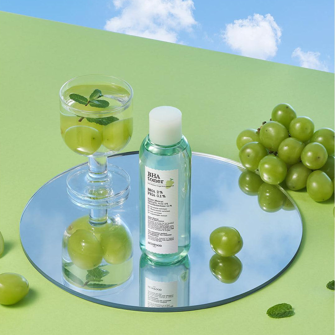 SKINFOOD Shine Muscat BHA Toner 200ml, bouteille sur fond vert avec raisins verts et feuilles, photo produit marque SKINFOOD.