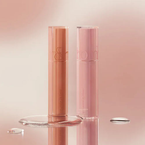 ROMAND Dew-Ful Water Tint (#01 to #13) de ROMAND, tubes dégradés sur fond pastel rosé, maquillage lèvres.
