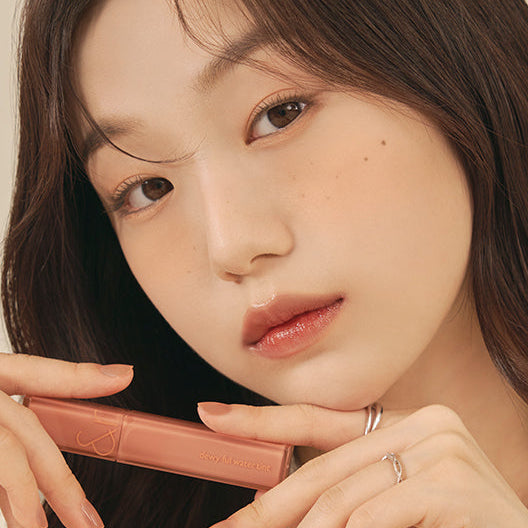 ROMAND Dew-Ful Water Tint (#01 to #13) : maquillage visage avec la teinte sur fond noir, portrait maquilleuse coréenne
