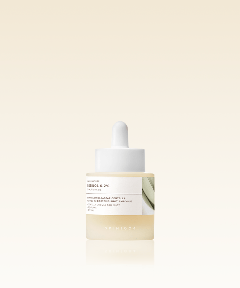 Flacon de SKIN1004 Madagascar Centella Retinol 0.2 Boosting Shot Ampoule 30ml sur fond beige.