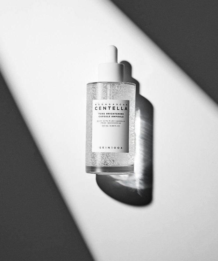 Flacon de SKIN1004 Madagascar Centella Tone Brightening Capsule Ampoule 100ml sur fond blanc éclairé.
