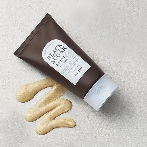 SKINFOOD Black Sugar Perfect Scrub Foam 180g de la marque SKINFOOD, tube brun et mousse sur fond clair
