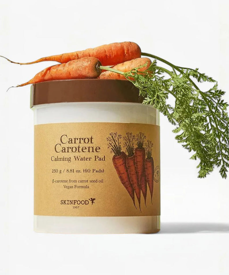 SKINFOOD Carrot Carotene Calming Water Pad, pot beige avec carottes et herbes sur fond clair (photo produit)