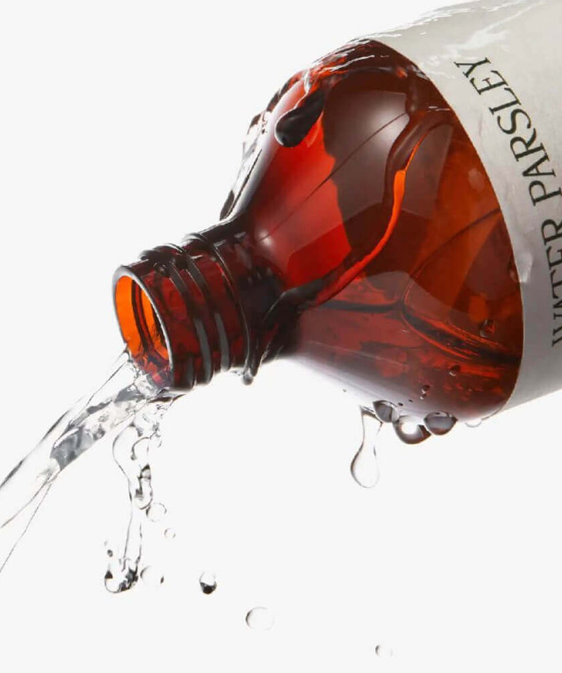 SKINFOOD Pantothenic Water Parsley Toner 300ml, flacon verseur sur fond blanc avec gouttes d’eau, marque SKINFOOD