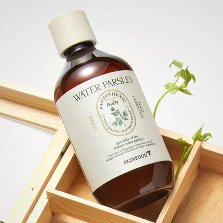 SKINFOOD Pantothenic Water Parsley Toner 300ml en flacon brun, brandé SKINFOOD, avec brins de persil sur fond clair