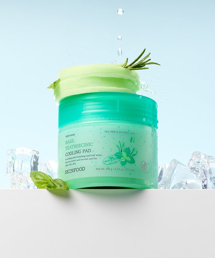 SKINFOOD Basil Tea Tree Cynic Cooling Pads 70 sheets posés sur de la glace. Image du produit avant un fond bleu.