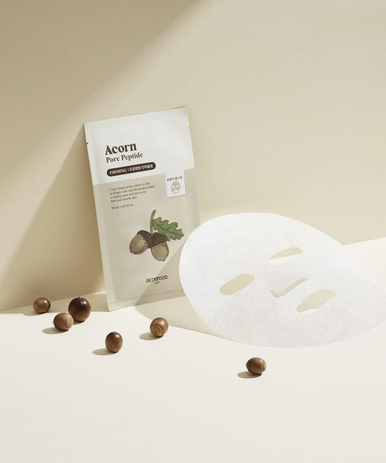 SKINFOOD Acorn Pore Peptide Firming Mask, masque facial en tissu, packaging SKINFOOD sur fond clair avec noisettes