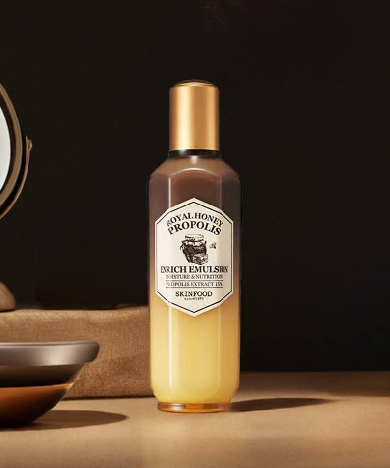 SKINFOOD Royal Honey Propolis Enrich Emulsion 160ml, bouteille SKINFOOD sur fond sombre, éclairage studio, ambiance luxe