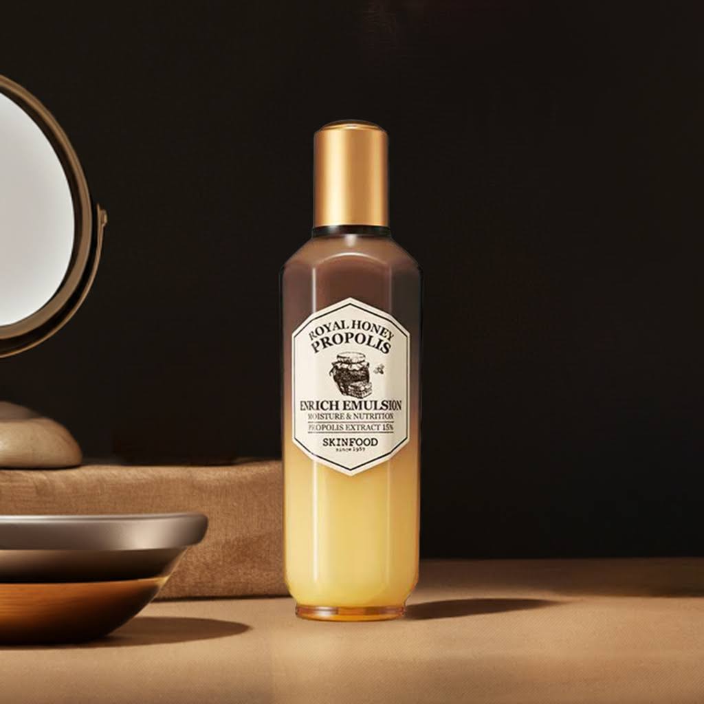SKINFOOD Royal Honey Propolis Enrich Emulsion 160ml, bouteille SKINFOOD sur fond sombre, éclairage studio, ambiance luxe