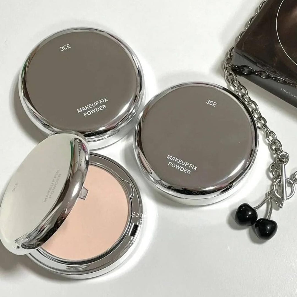 Photo sur fond clair du produit 3CE  Makeup Fix Powder 9g, poudre fixante 3CE en boîtiers ronds, vue rapprochée.