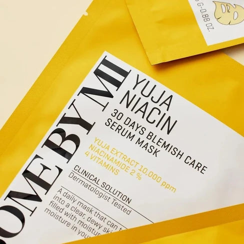 SOME BY MI Yuja Niacin Blemish Care Serum Sheetmask de SOME BY MI, masque en feuille jaune, pack sur fond beige.