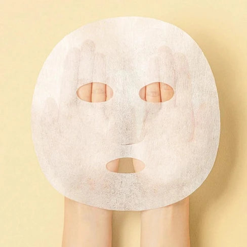 Décris l'image en français : SOME BY MI Yuja Niacin Blemish Care Serum Sheetmask de la marque SOME BY MI, masque sur peau.