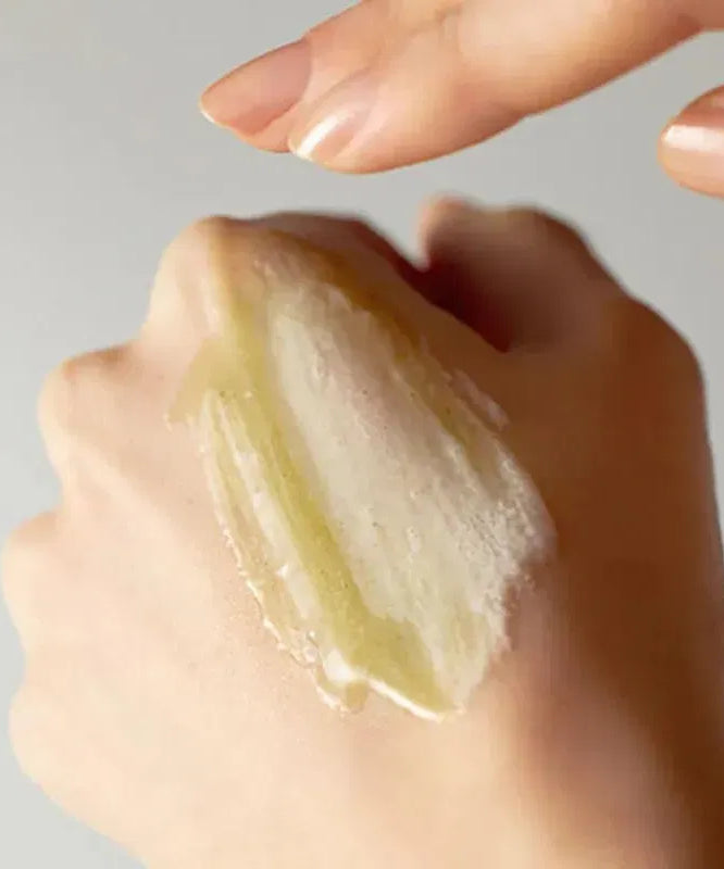 SOME BY MI Bye Bye Blackhead Bubble Cleanser 120g, gel moussant sur peau, doigts et application visage, fond clair.