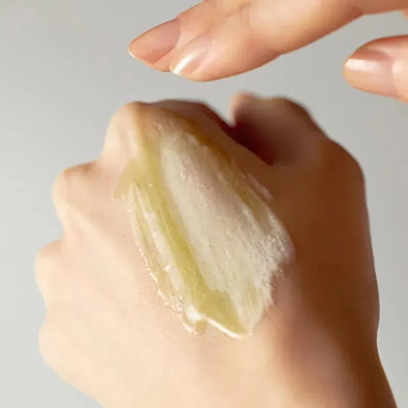 SOME BY MI Bye Bye Blackhead Bubble Cleanser 120g, gel moussant sur peau, doigts et application visage, fond clair.