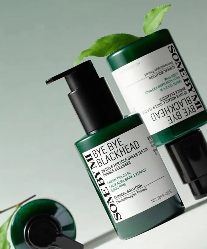 SOME BY MI Bye Bye Blackhead Bubble Cleanser 120g, flacon vert sur fond vert, ambiance skincare beauté