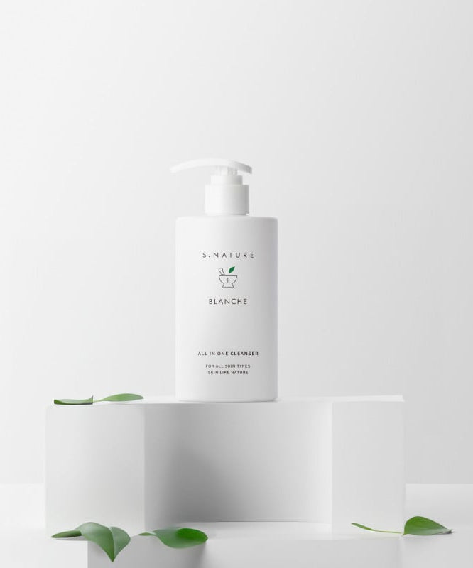 Décris l'image en français : S.NATURE Blanche Cleanser 260ml de la marque S.NATURE, flacon blanc sur fond clair minimaliste.