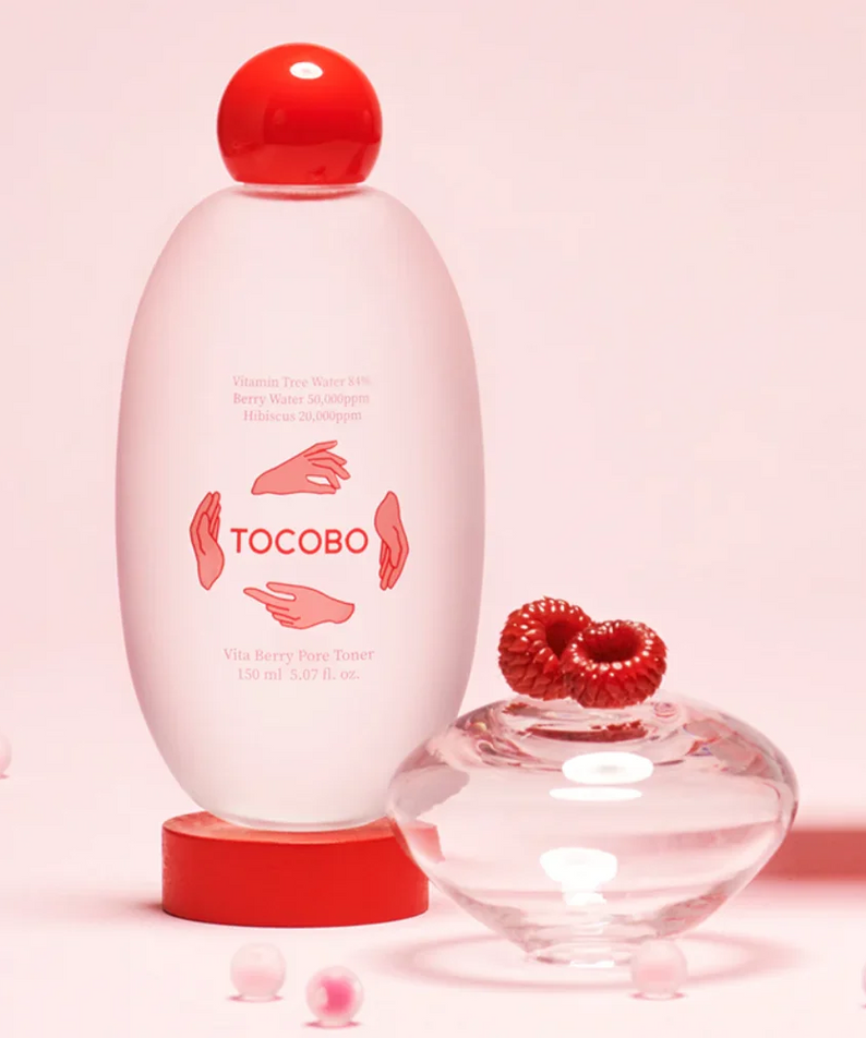 TOCOBO Vita Berry Pore Toner 150ml de la marque TOCOBO, flacon rose sur fond pastel avec billes cosmétiques