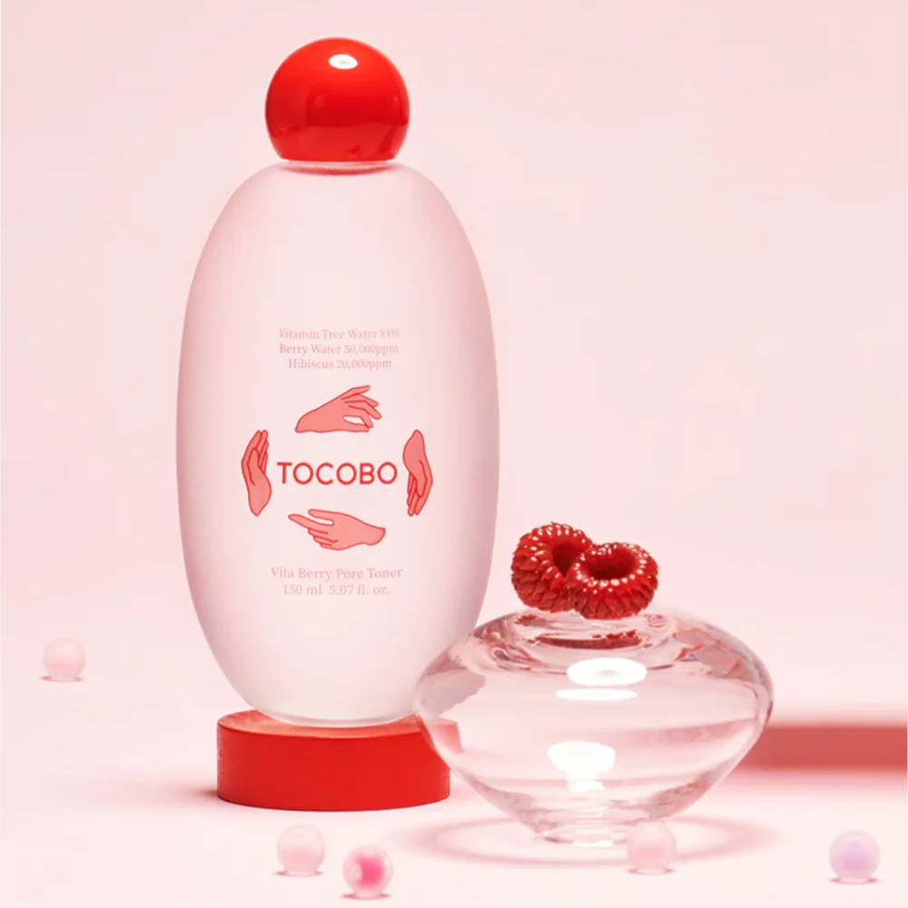 TOCOBO Vita Berry Pore Toner 150ml de la marque TOCOBO, flacon rose sur fond pastel avec billes cosmétiques