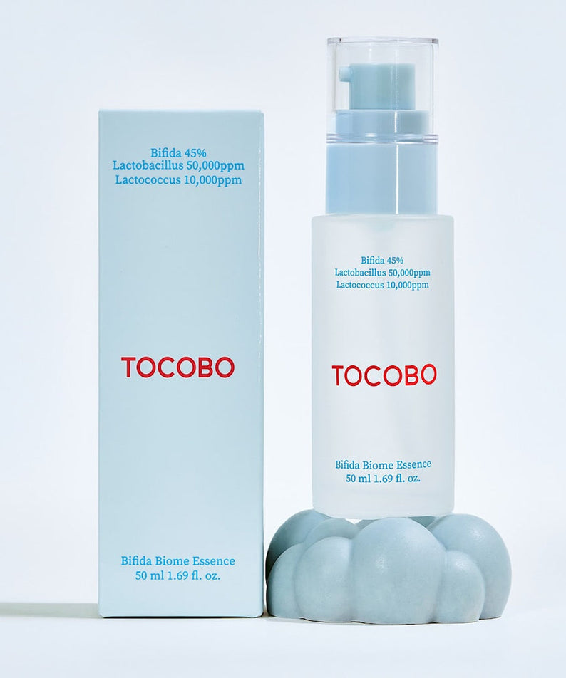 TOCOBO Bifida Biome Eessence : flacon et coffret sur fond clair, bulles bleutées, produit skincare en studio.