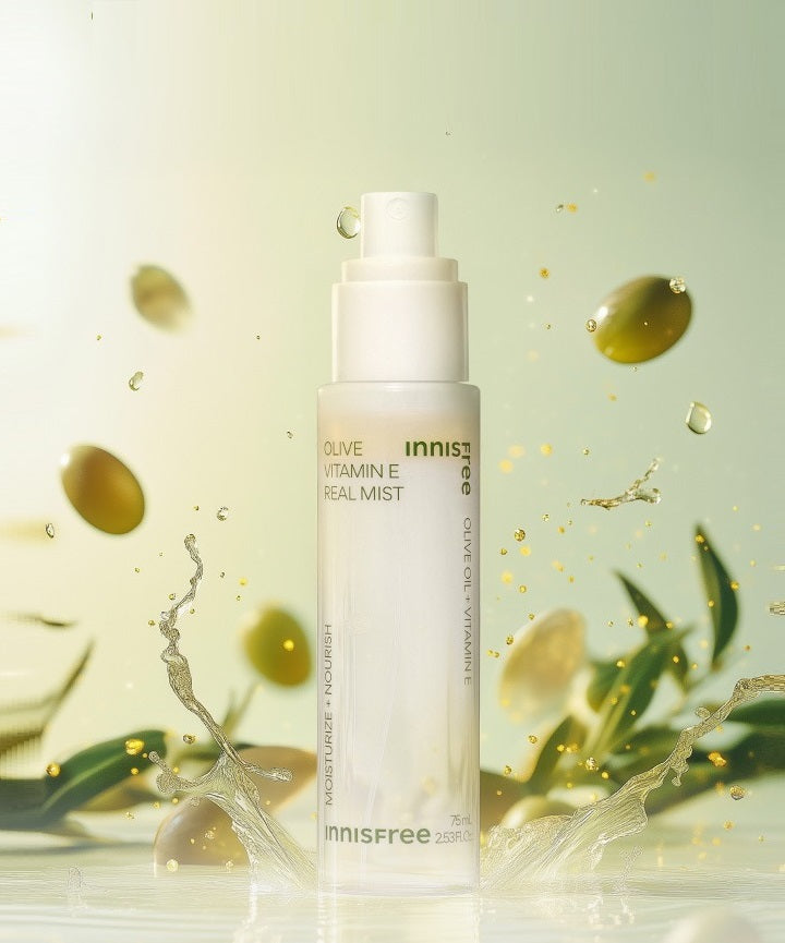 INNISFREE Olive Vitamin E Real Oil Mist 75ml, marque INNISFREE : flacon blanc sur fond vert avec gouttes et éclaboussures.