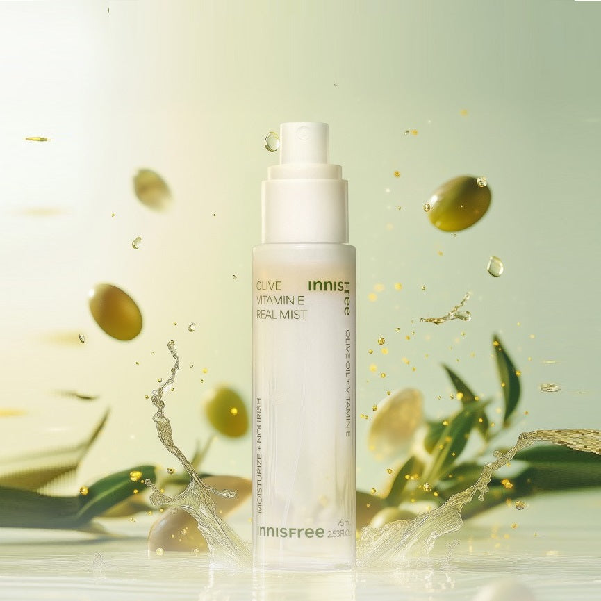 INNISFREE Olive Vitamin E Real Oil Mist 75ml, marque INNISFREE : flacon blanc sur fond vert avec gouttes et éclaboussures.
