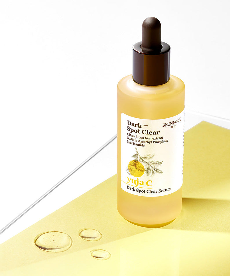 SKINFOOD Yuja C Dark Spot Clear Serum 50ml de la marque SKINFOOD, flacon jaune sur fond lumineux, gouttes, produit skincare