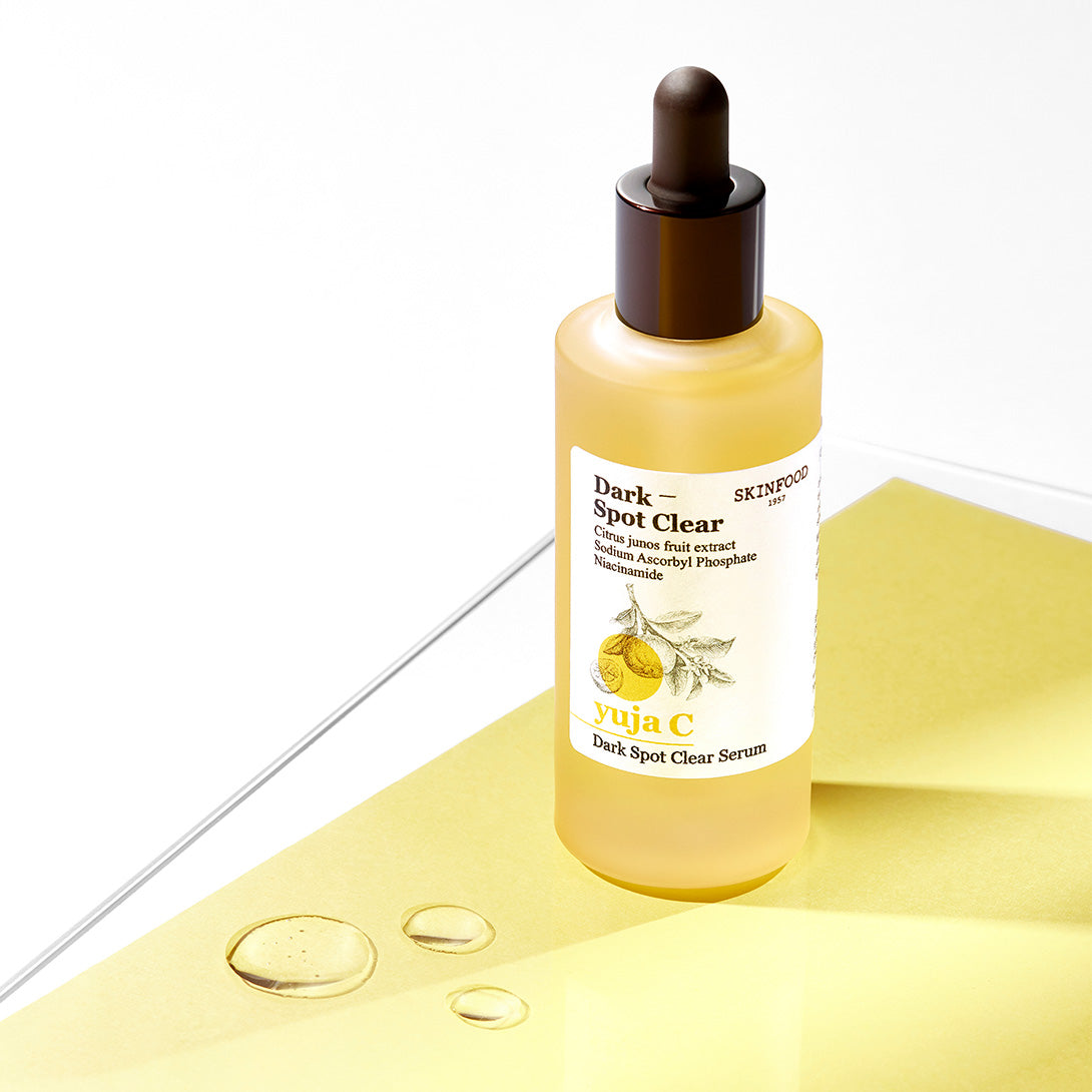 SKINFOOD Yuja C Dark Spot Clear Serum 50ml de la marque SKINFOOD, flacon jaune sur fond lumineux, gouttes, produit skincare